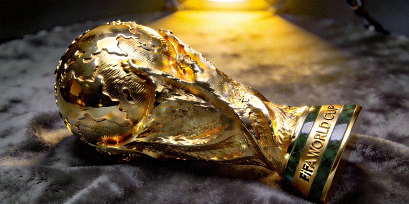 世界杯冠军奖杯大力神杯特写照片 - 金色奖杯在灯光下闪耀